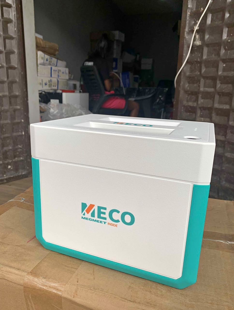 MECO 1000Wh Solar Generator with 300W Output