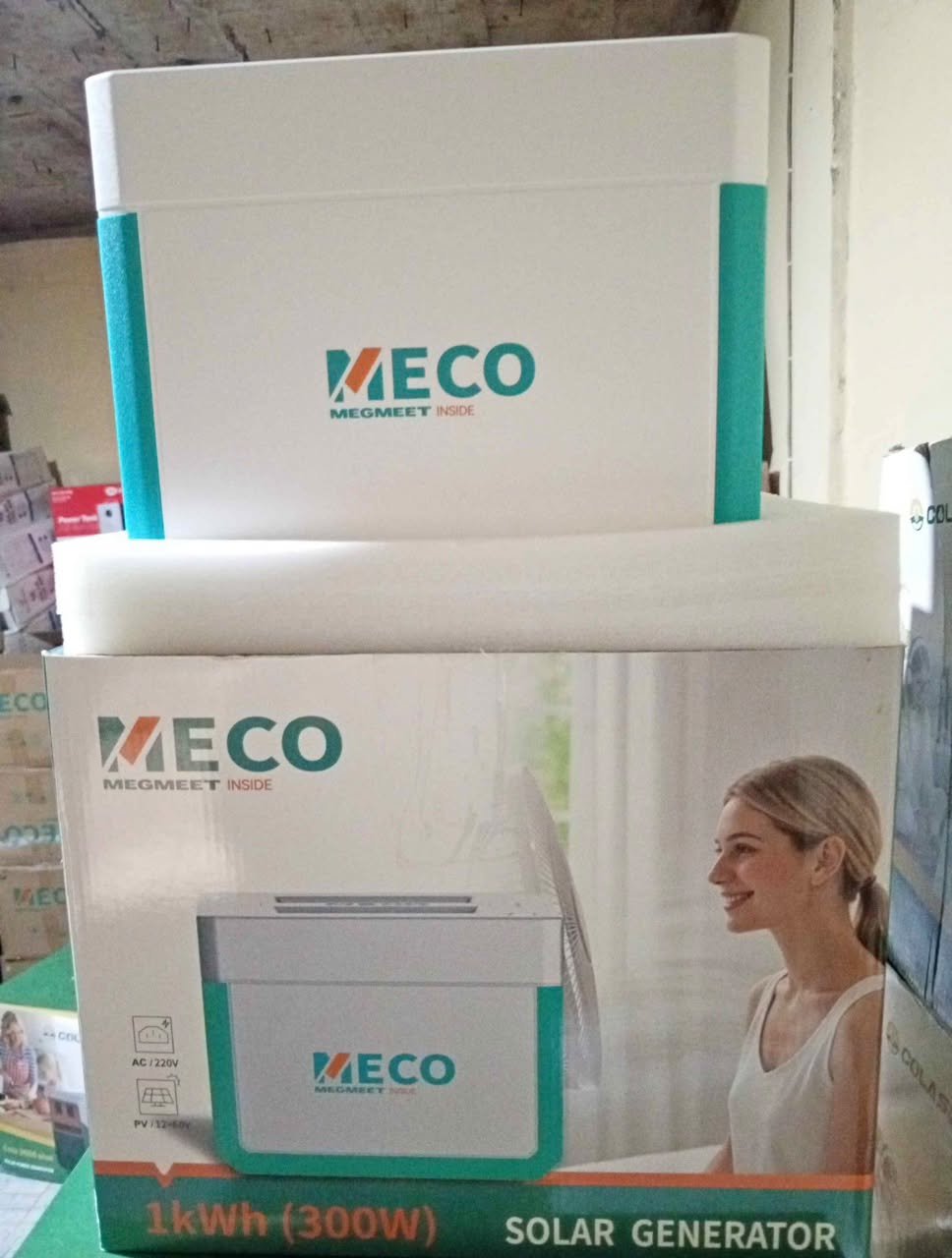 MECO 1000Wh Solar Generator with 300W Output